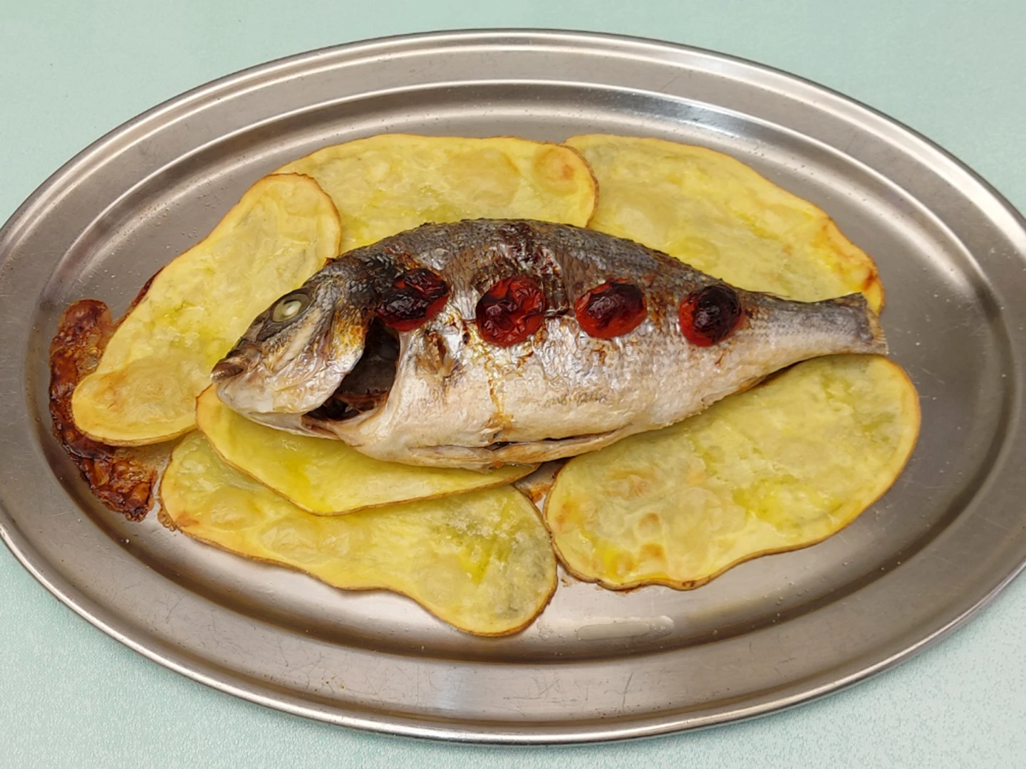 Orata o Branzino al forno su letto di patate